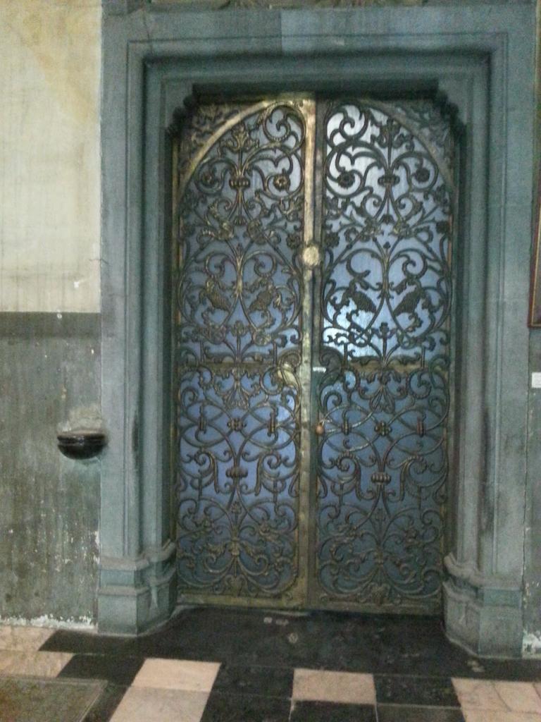 Collégiale Ste-Croix - porte vers le cloître