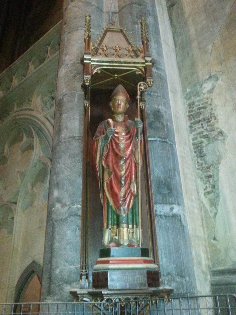 Collégiale Ste-Croix - statue de St-Hubert