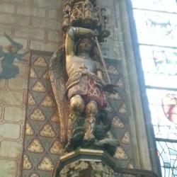 Collégiale Ste-Croix - statue de Saint Michel