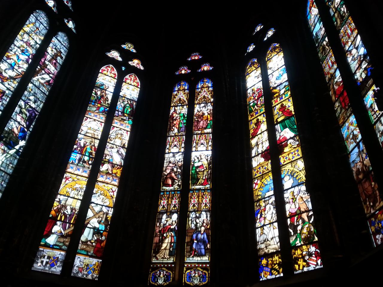 Collégiale Ste-Croix - vitraux du choeur