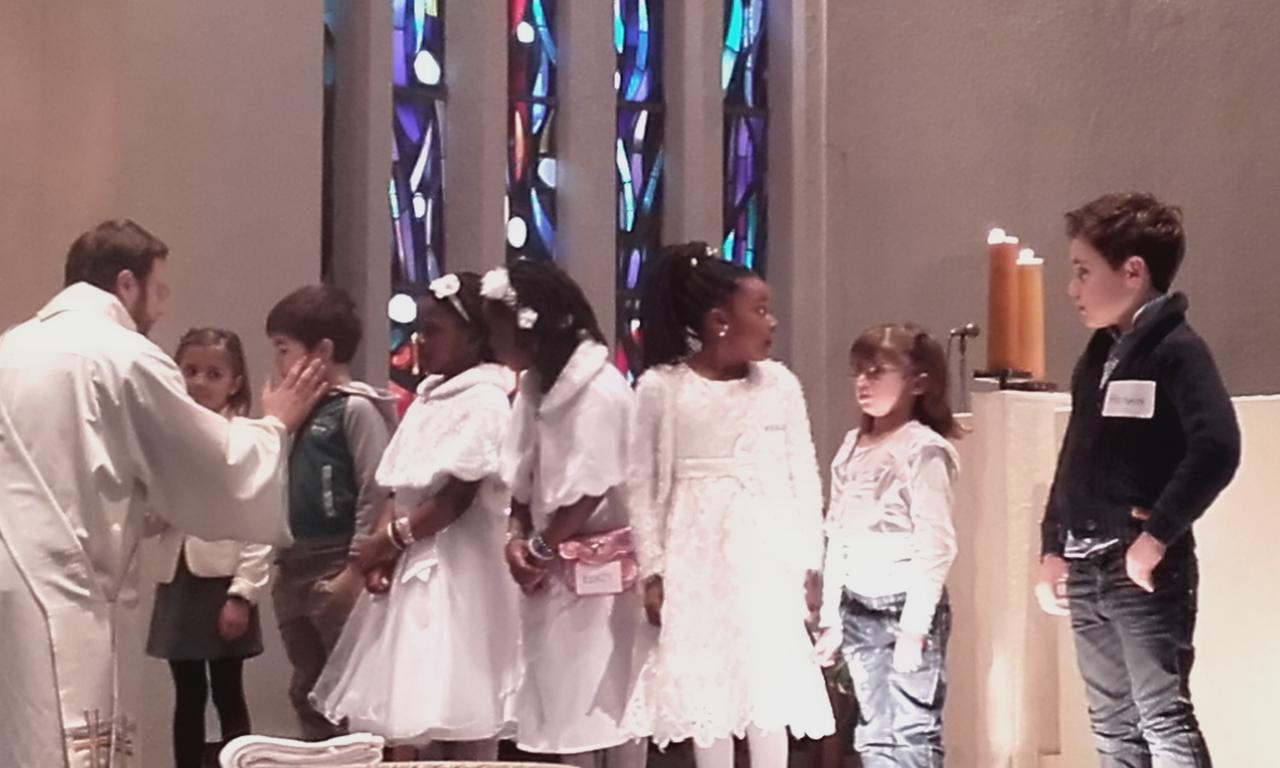 Baptêmes de sept enfants se préparant à la première communion