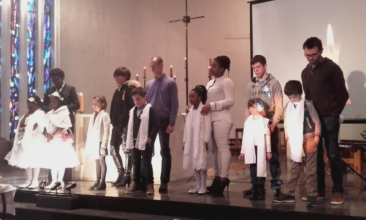 Baptêmes de sept enfants se préparant à la première communion