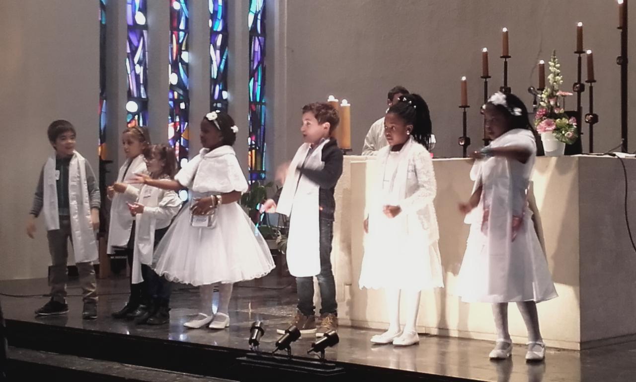 Baptêmes de sept enfants se préparant à la première communion