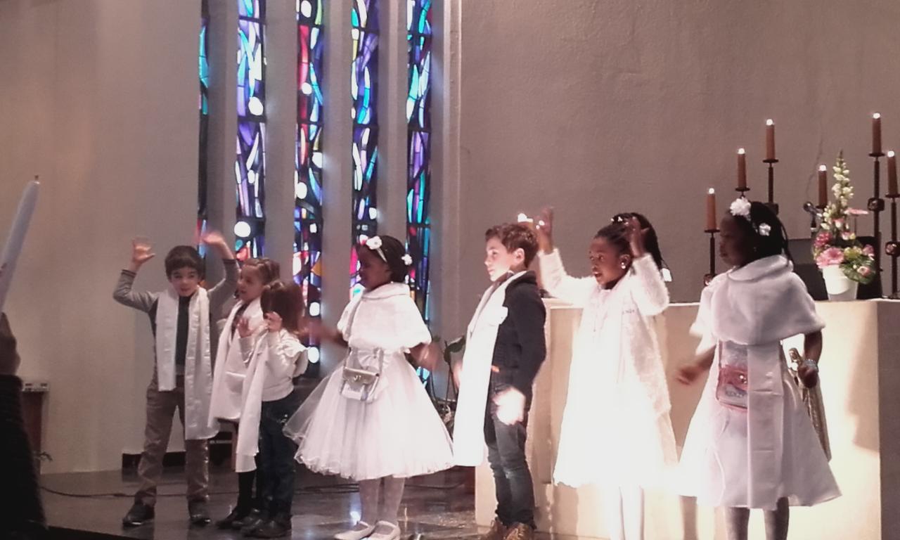 Baptêmes de sept enfants se préparant à la première communion