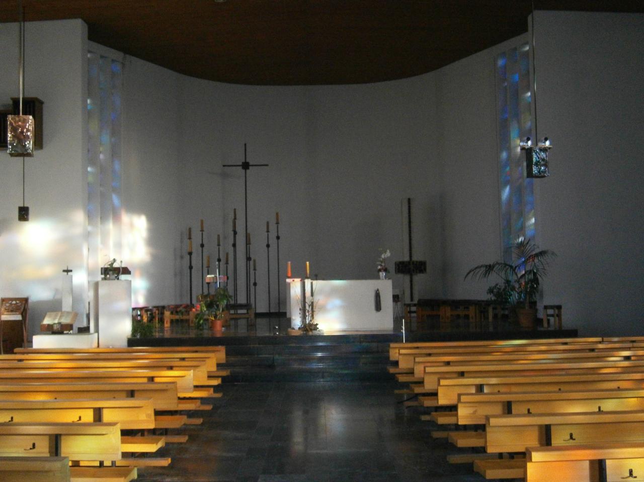 Eglise Ste-Julienne, allée principale
