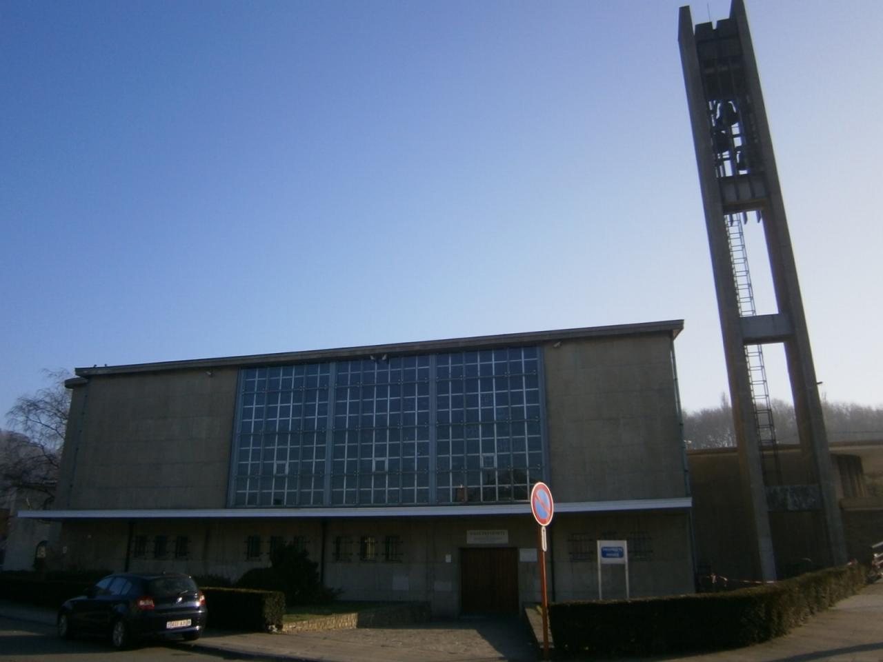 Eglise Ste-Julienne et entrée de la salle des Genêts