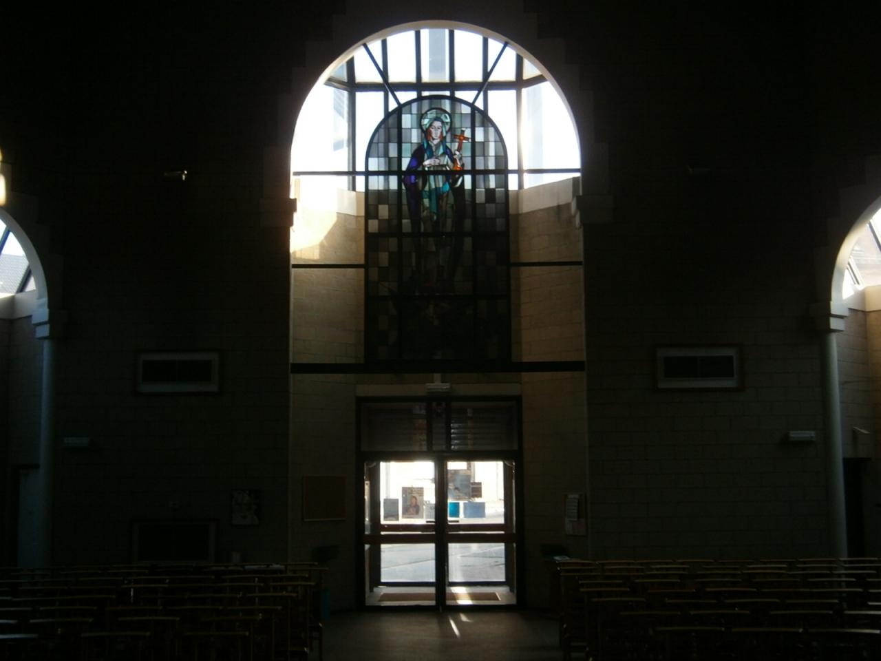 Eglise Ste-Marguerite, vitrail et entrée principale
