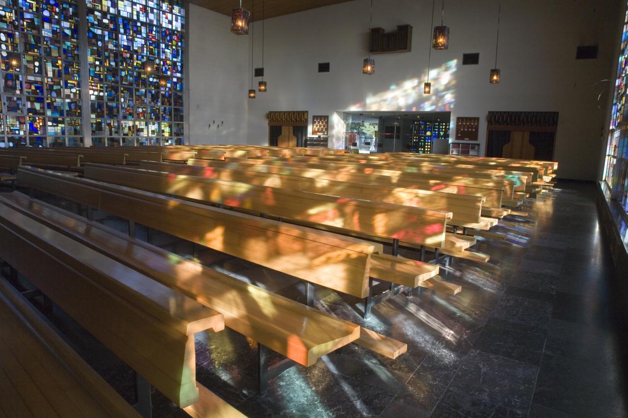 Eglise Ste-Julienne - bancs et lumière